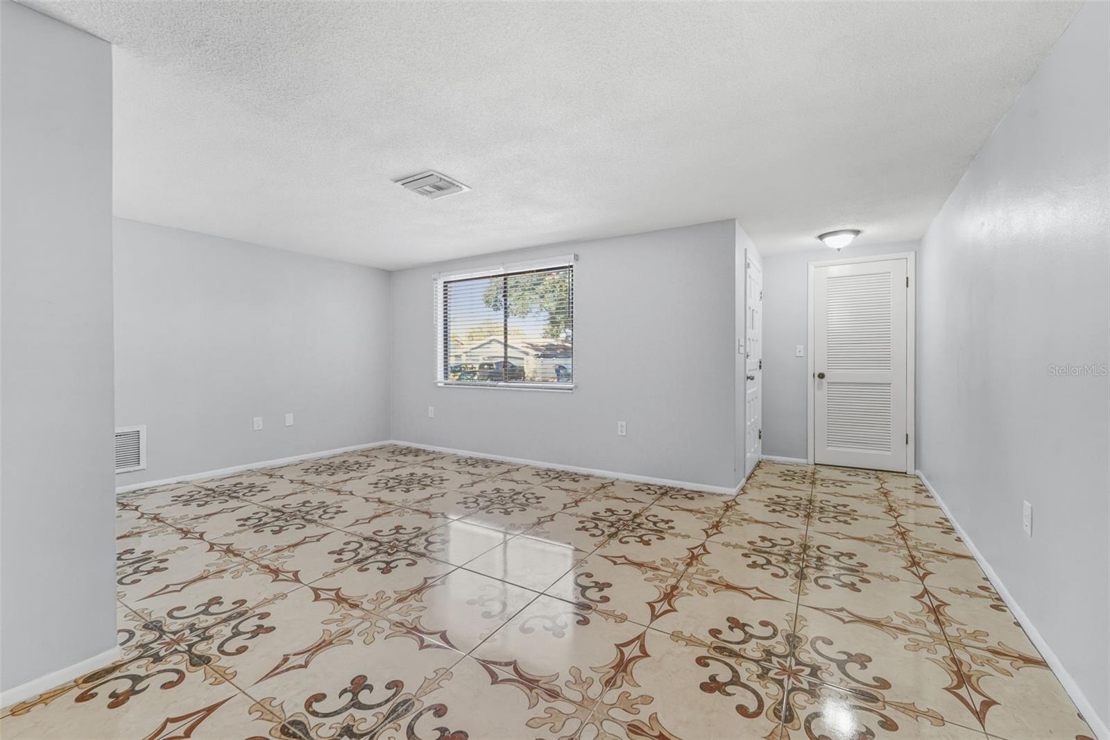 Image 3 of 21 For 9425 Palm Avenue