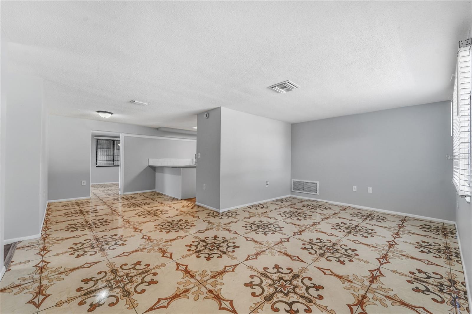 Image 4 of 21 For 9425 Palm Avenue