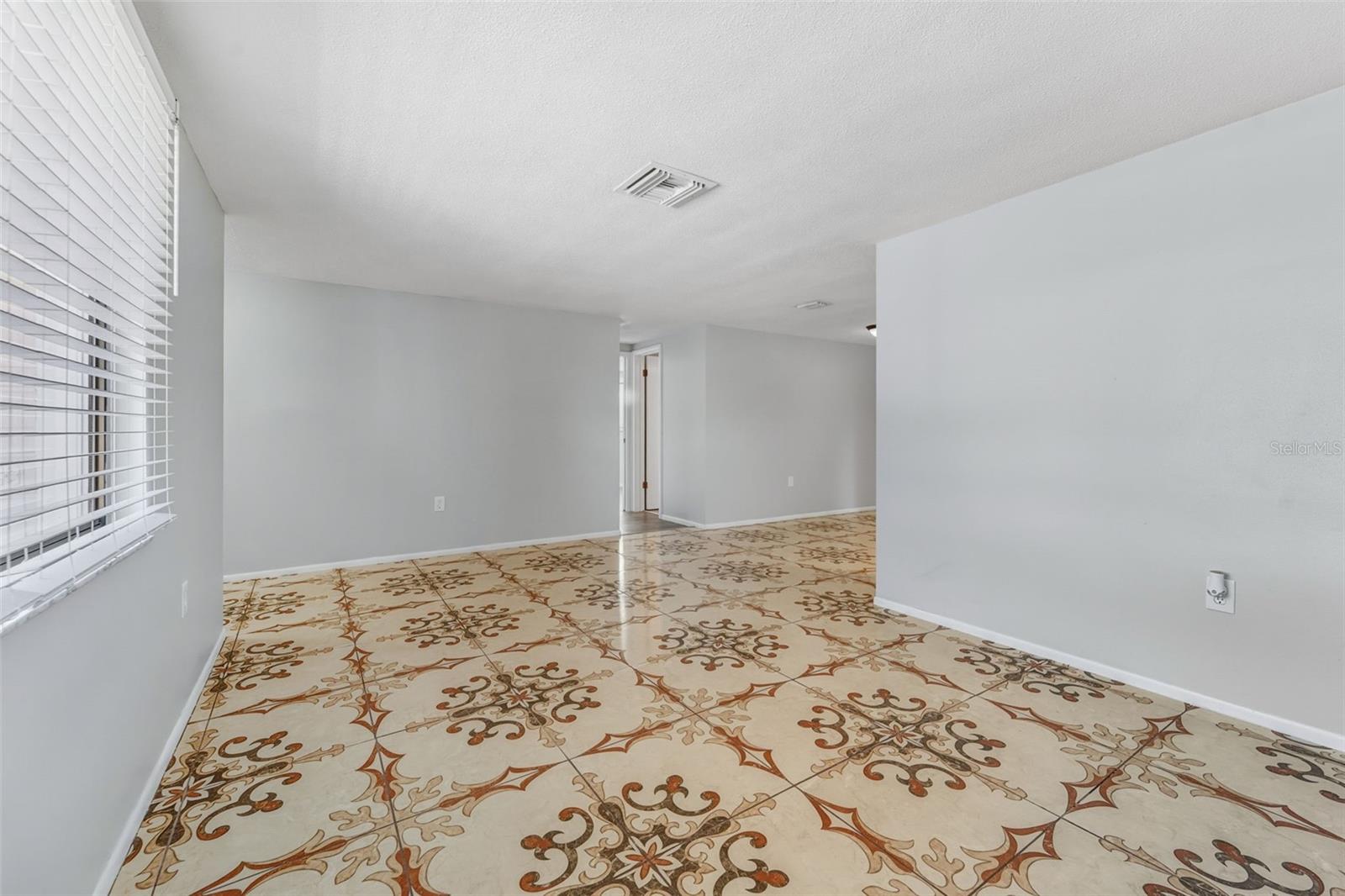 Image 5 of 21 For 9425 Palm Avenue