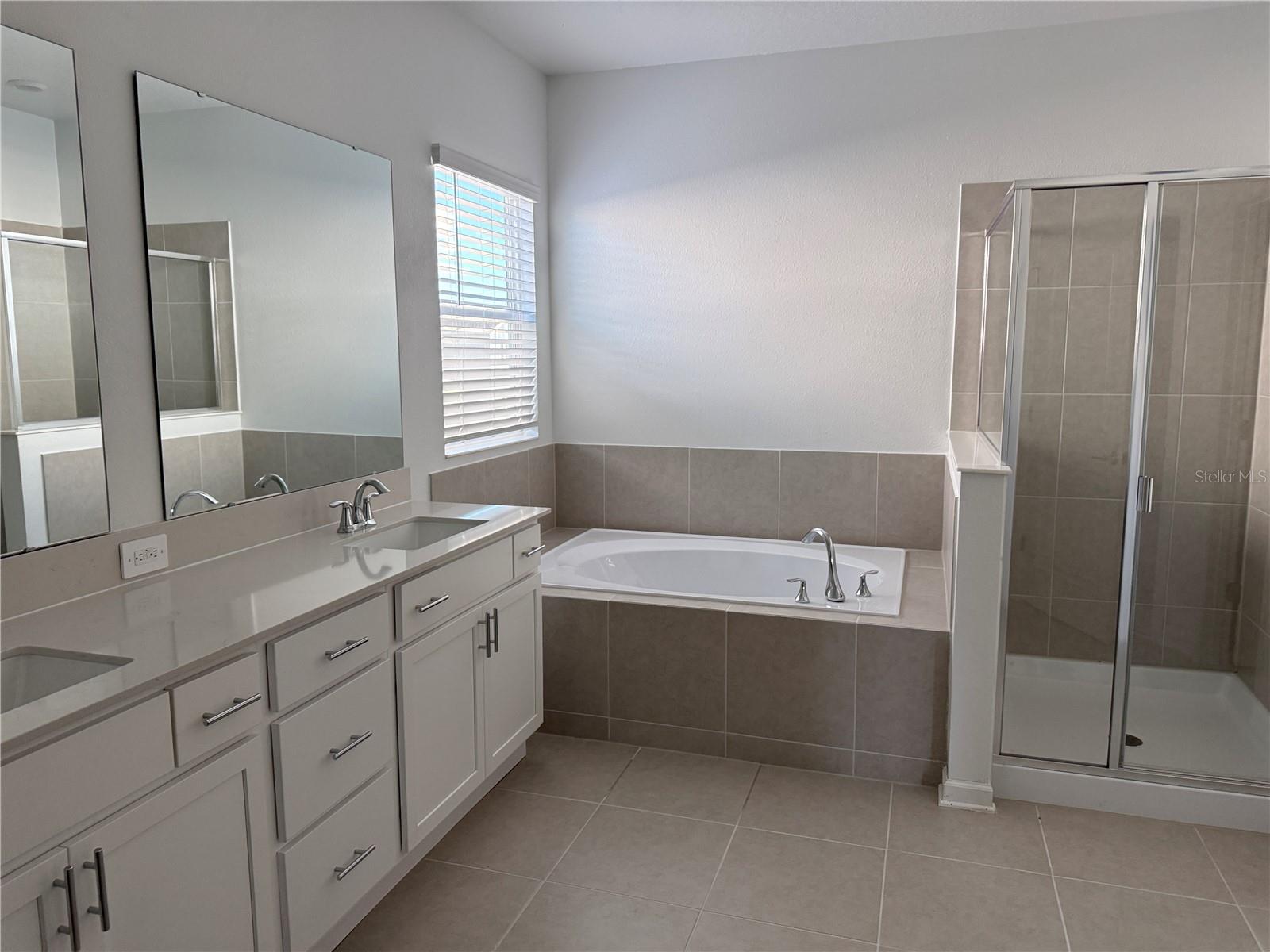 Image 20 of 29 For 2263 Rider Rain Lane