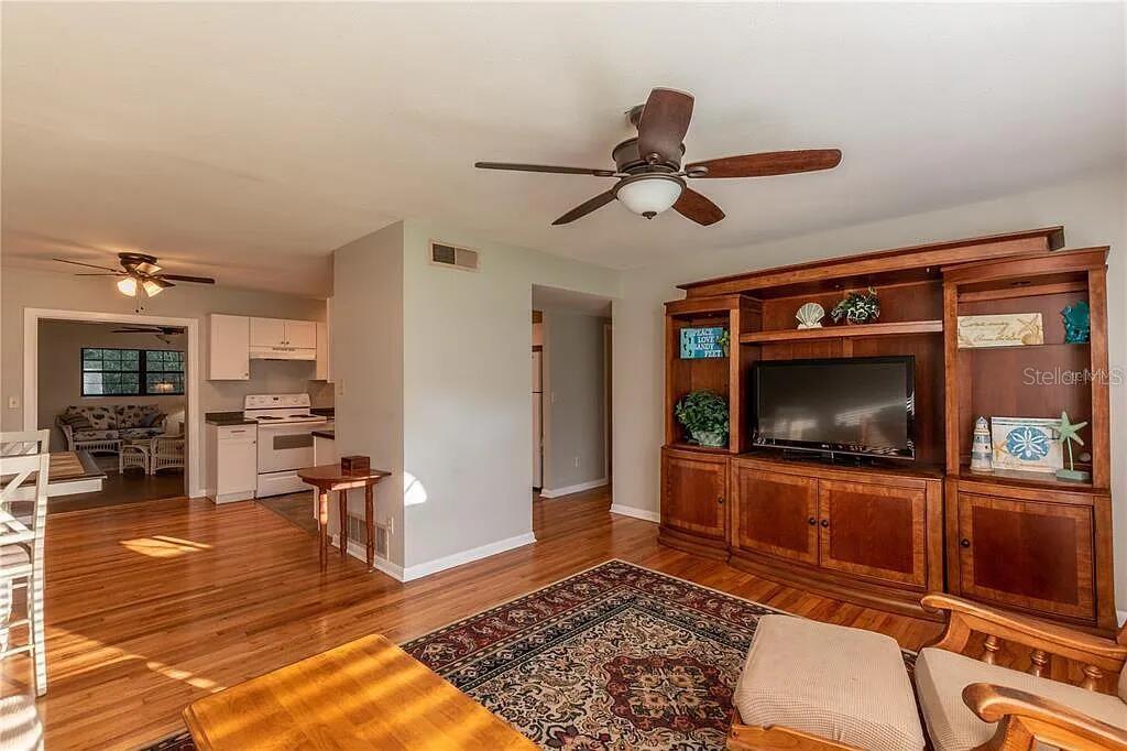 Image 22 of 39 For 921 17th Avenue