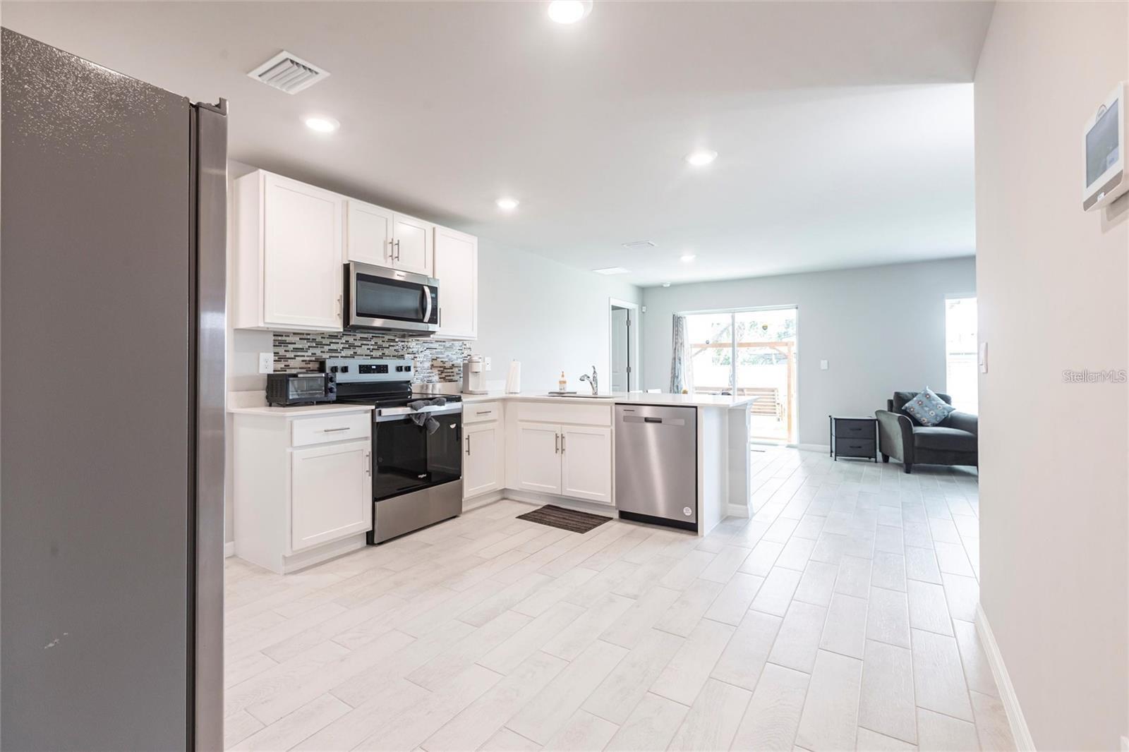 Image 3 of 22 For 2554 Lakeshore Circle