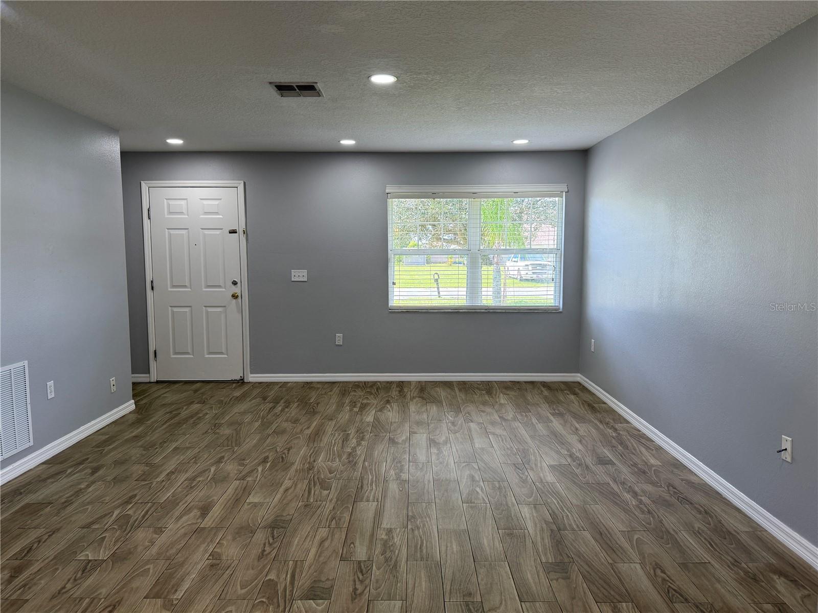 Image 2 of 24 For 2109 Albion Avenue