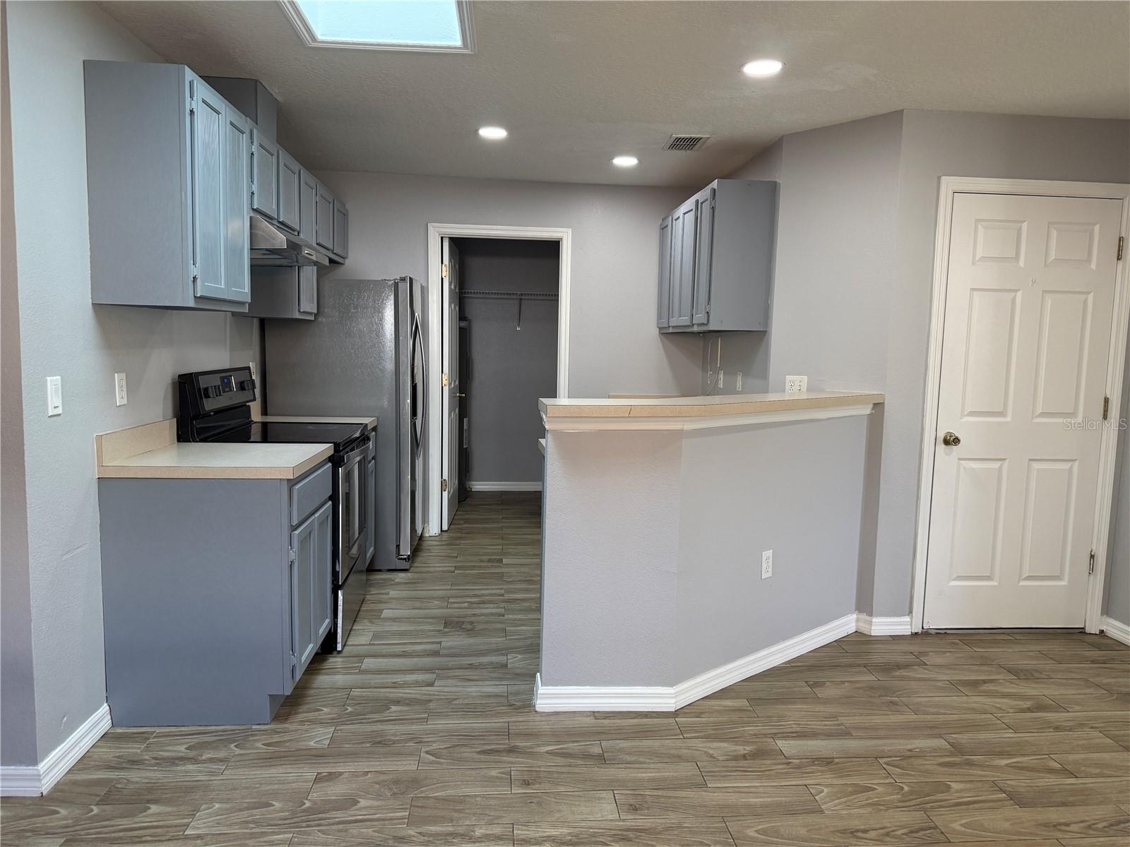 Image 7 of 24 For 2109 Albion Avenue