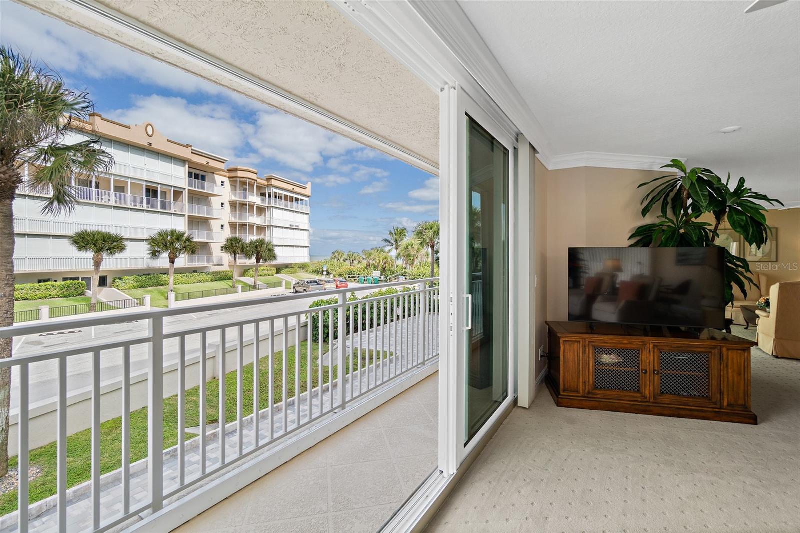 Image 21 of 49 For 425 Buchanan Avenue 201