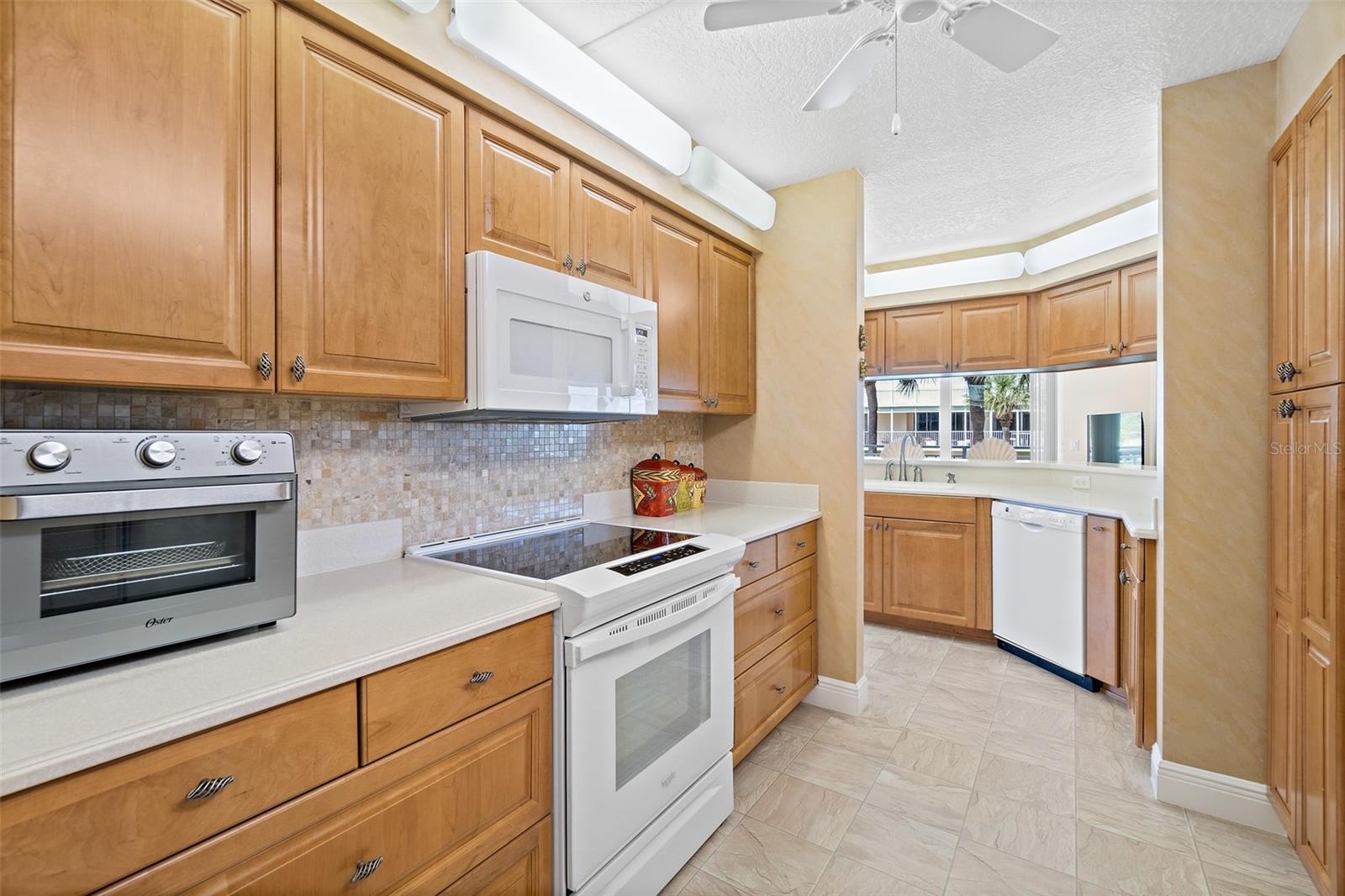 Image 9 of 49 For 425 Buchanan Avenue 201