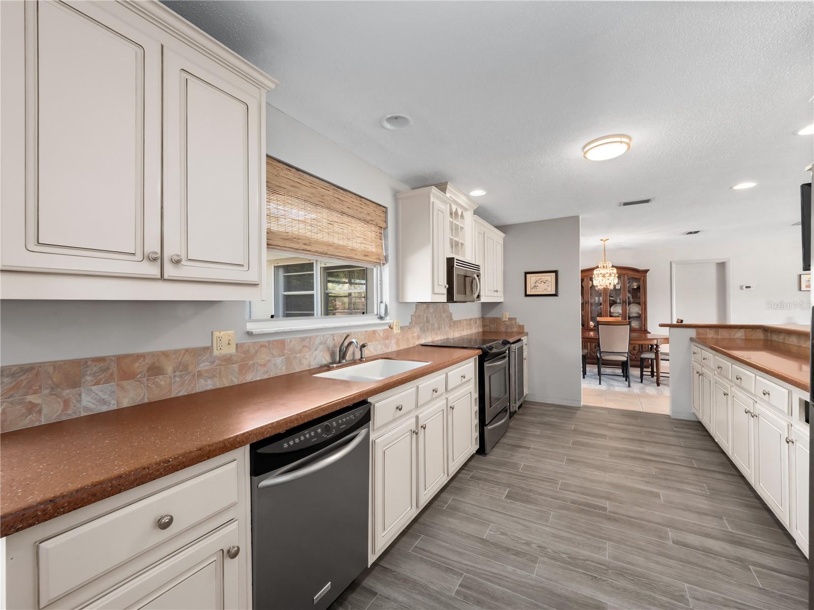 Image 17 of 41 For 31 Valhalla Avenue