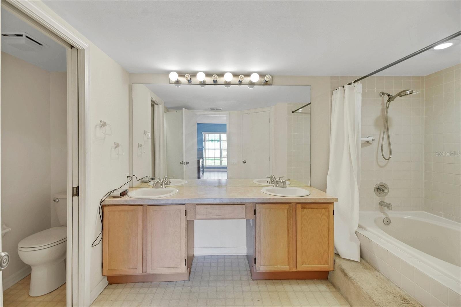 Image 22 of 35 For 323 Oak Park Place