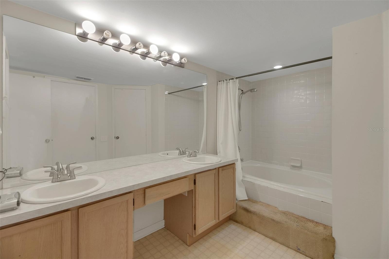 Image 23 of 35 For 323 Oak Park Place