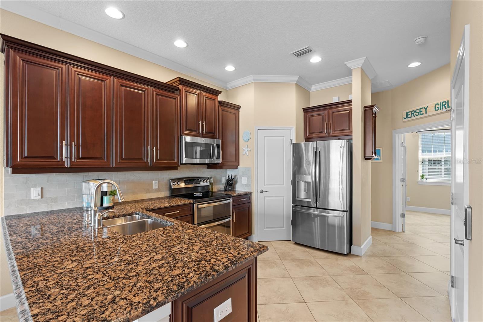 Image 15 of 53 For 6043 Anchorage Way S