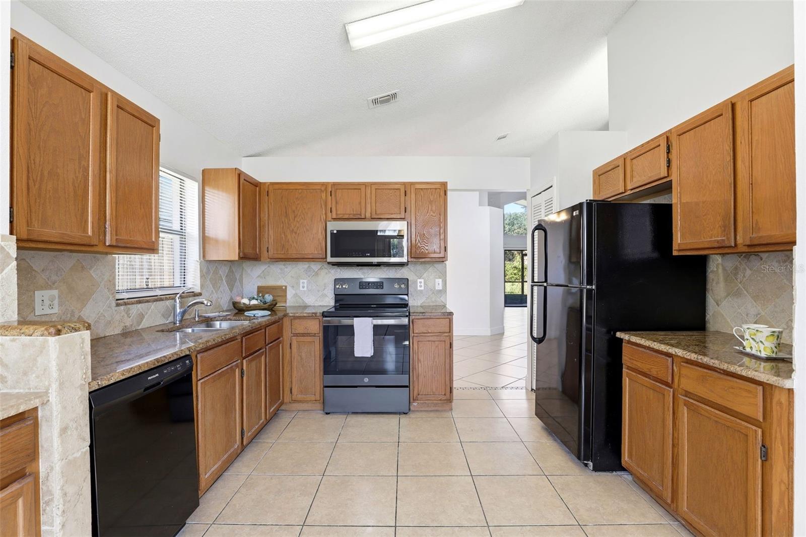 Image 4 of 47 For 245 Lakebreeze Circle