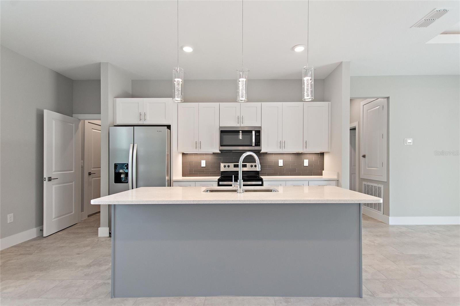 Image 14 of 38 For 24399 Kingsway Circle