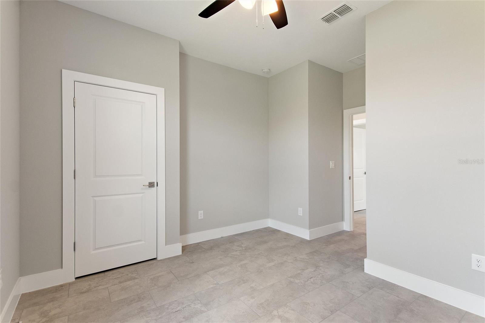 Image 17 of 38 For 24399 Kingsway Circle