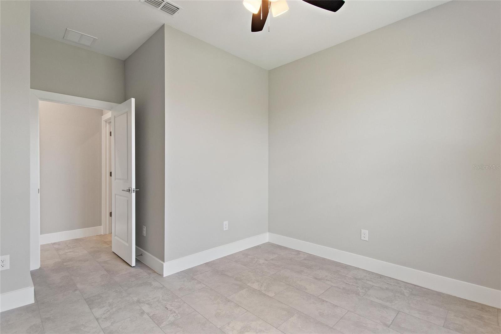 Image 23 of 38 For 24399 Kingsway Circle