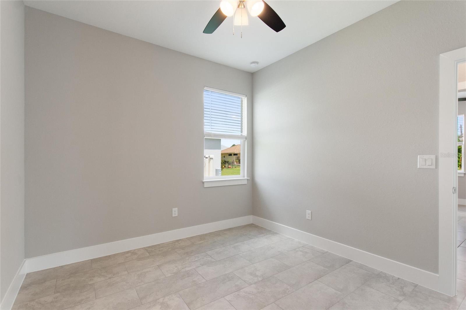 Image 24 of 38 For 24399 Kingsway Circle