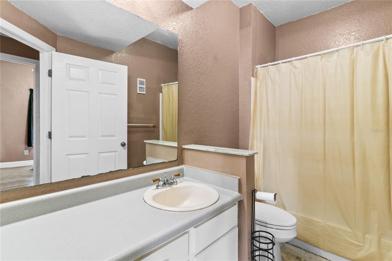 Image 14 of 27 For 822 Camargo Way 204