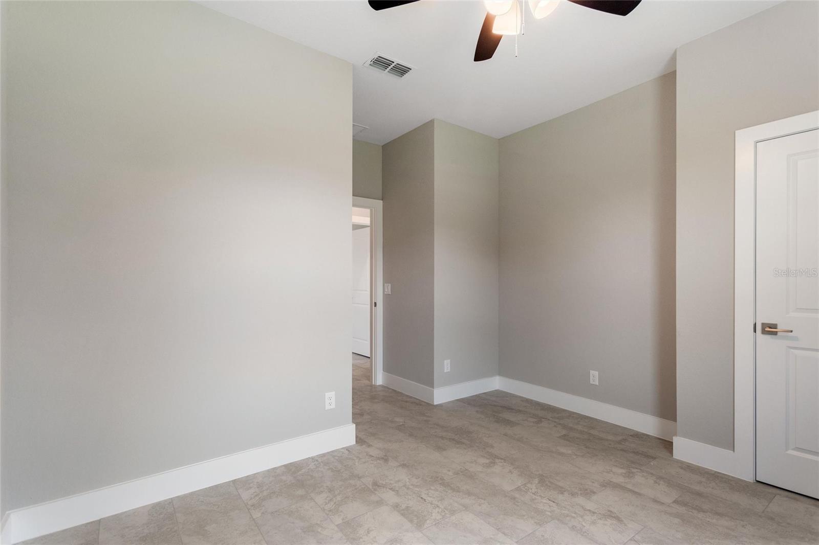 Image 22 of 35 For 24459 Kingsway Circle