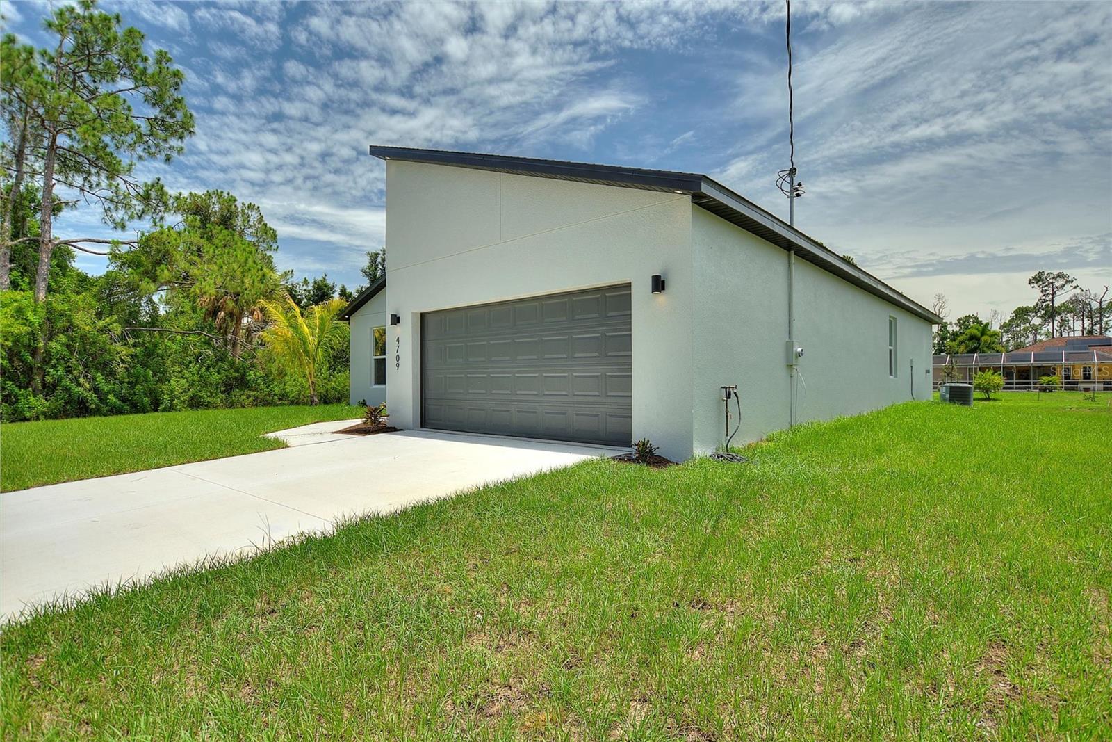 Image 5 of 35 For 24459 Kingsway Circle