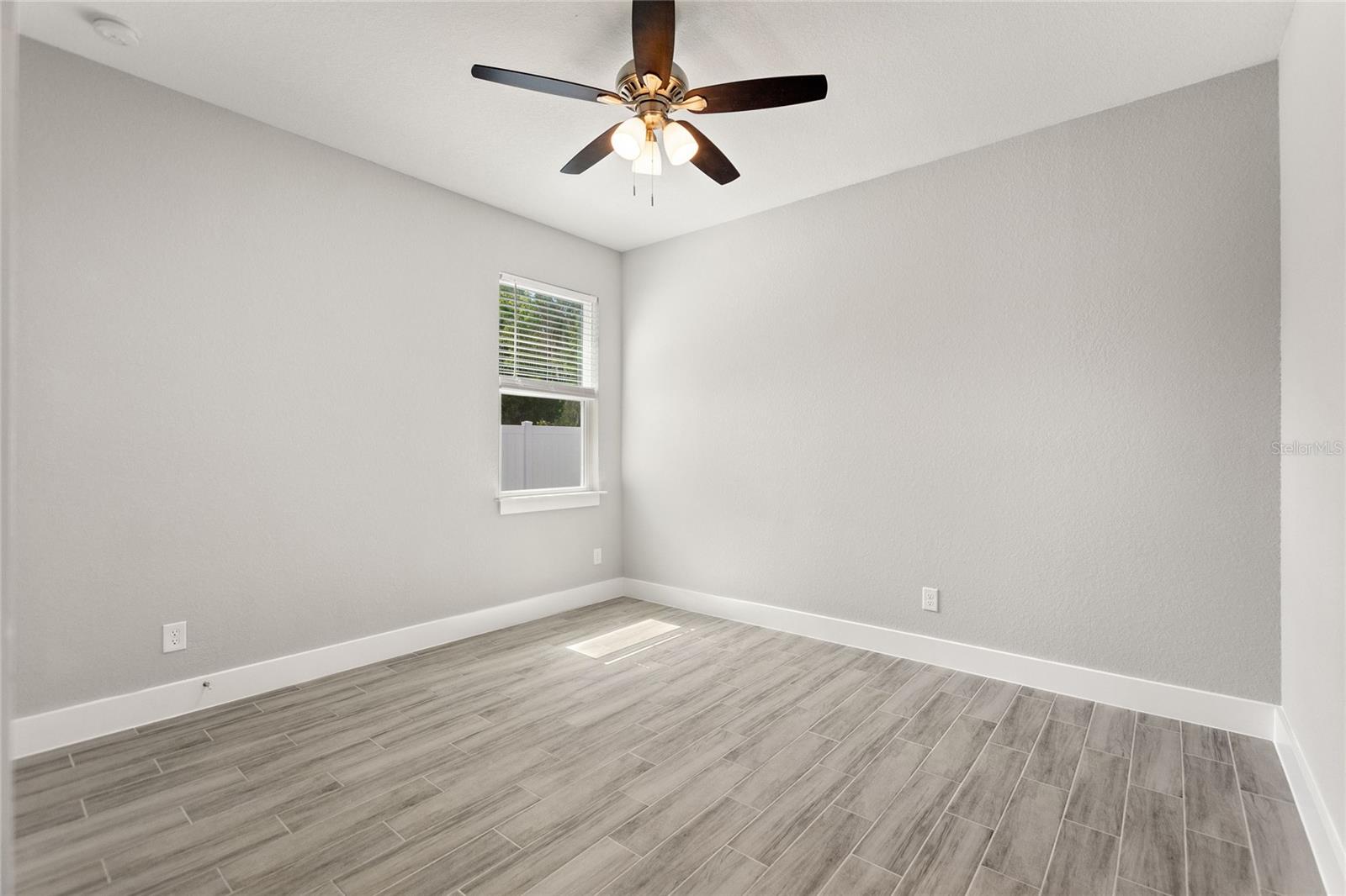 Image 10 of 30 For 24479 Kingsway Circle