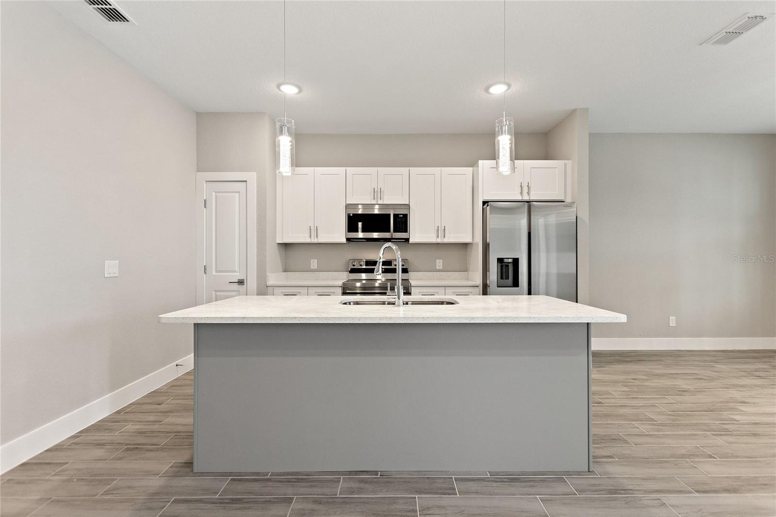 Image 15 of 30 For 24479 Kingsway Circle