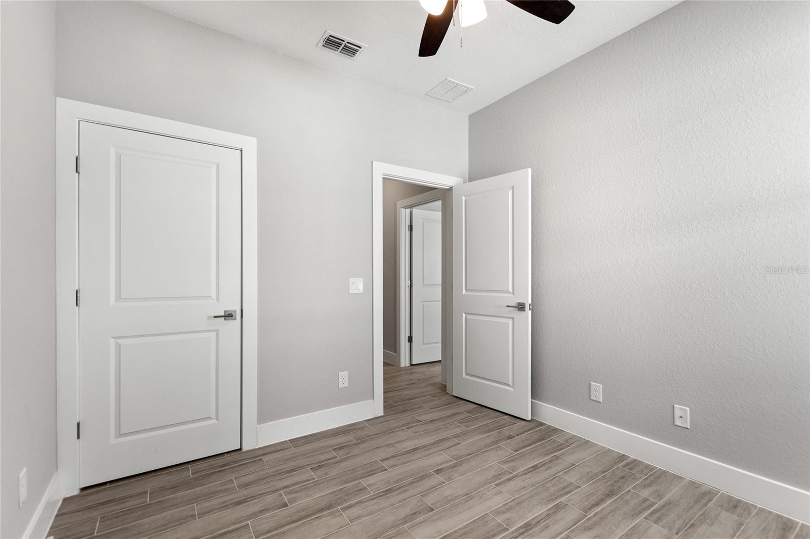 Image 21 of 30 For 24479 Kingsway Circle