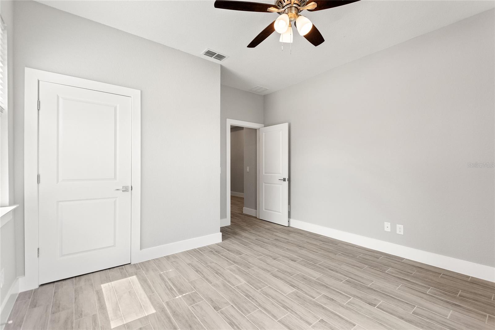 Image 6 of 30 For 24479 Kingsway Circle