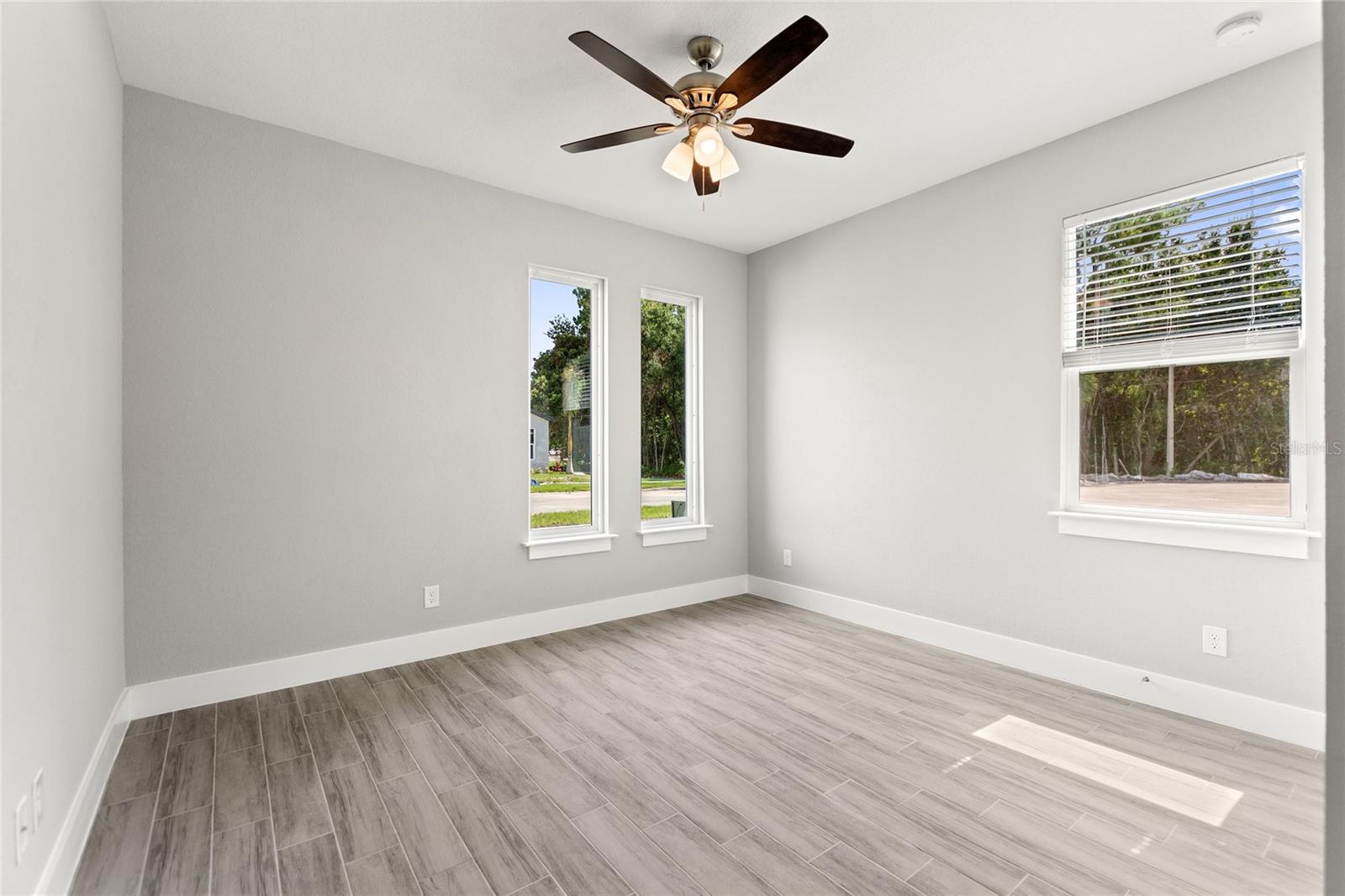 Image 7 of 30 For 24479 Kingsway Circle