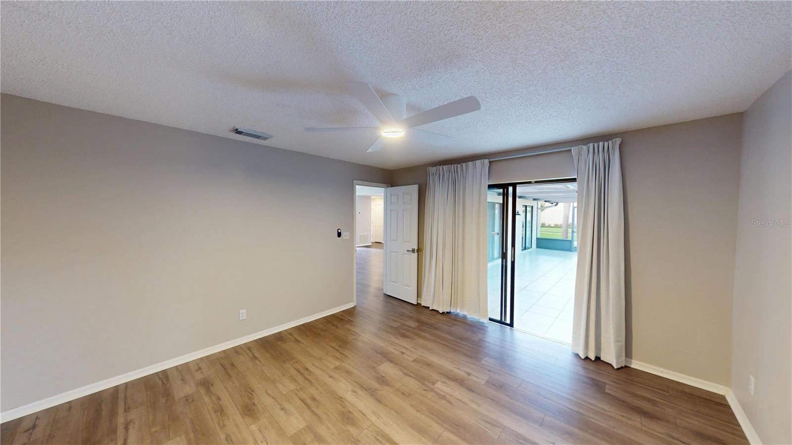 Listing photo id 8 for 8004 Madeira Court