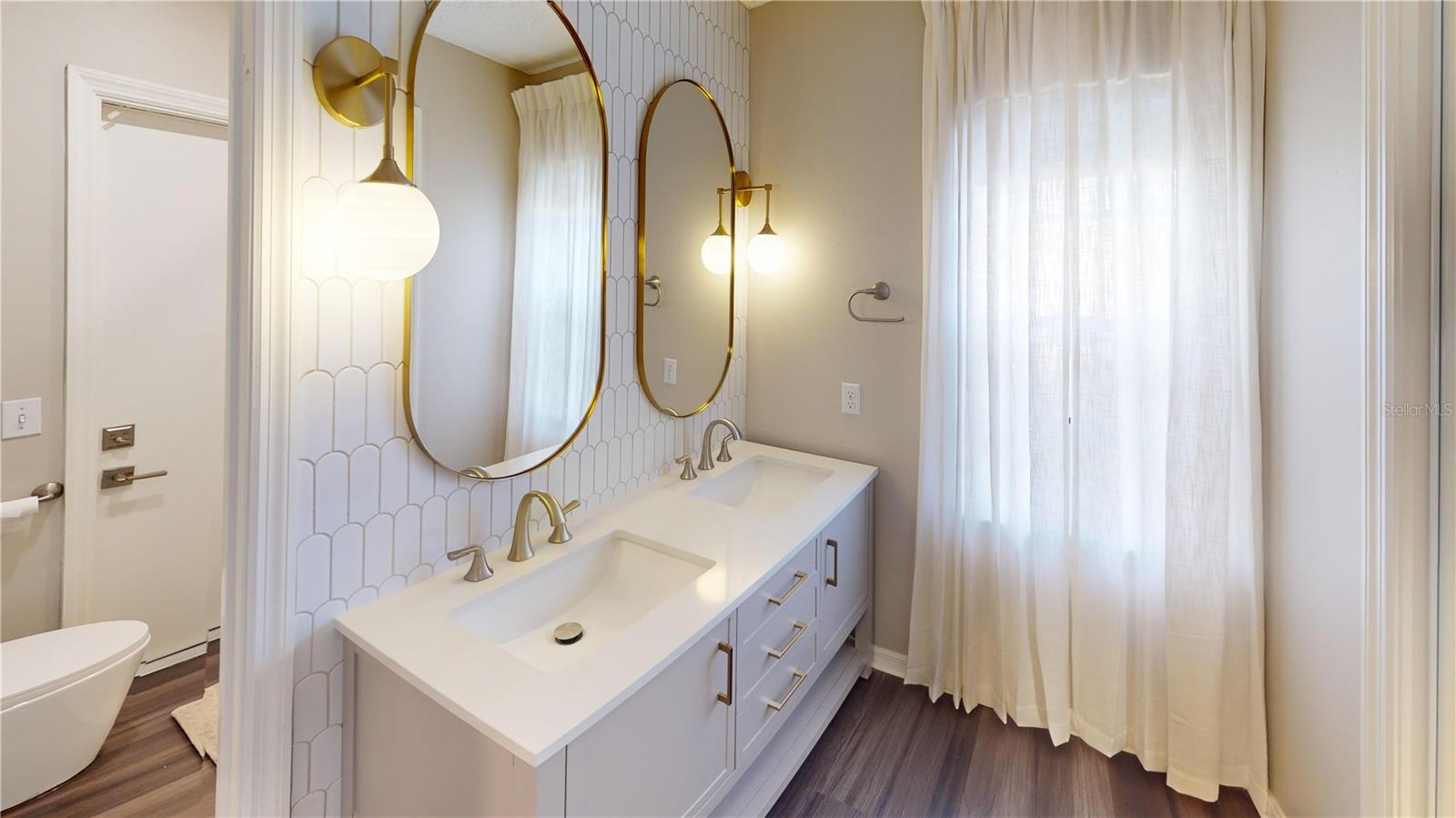 Listing photo id 10 for 8004 Madeira Court