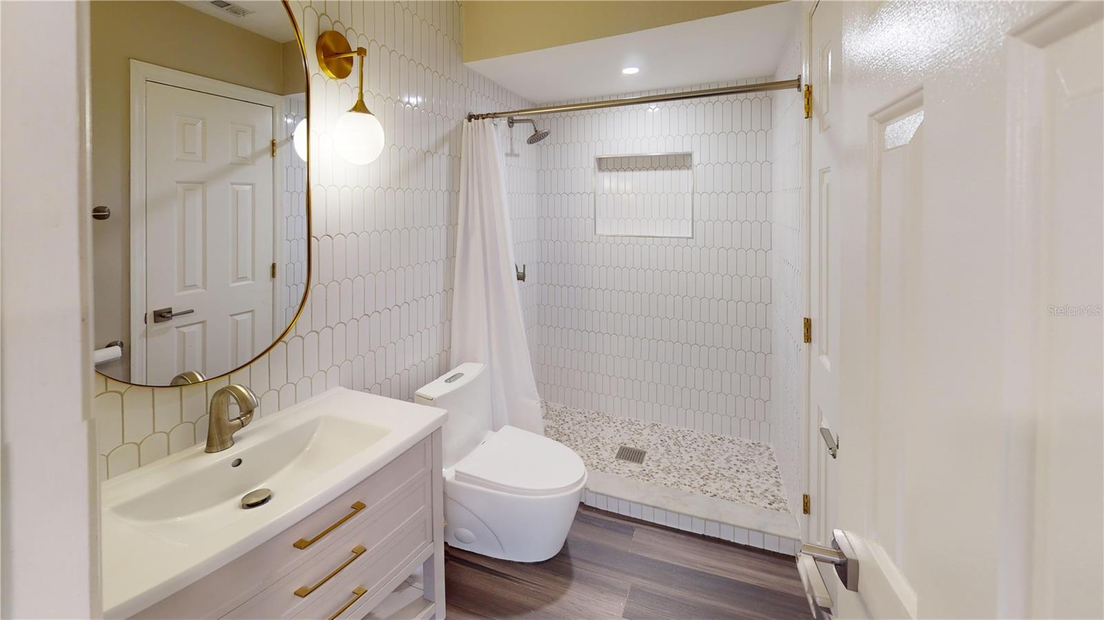 Listing photo id 17 for 8004 Madeira Court