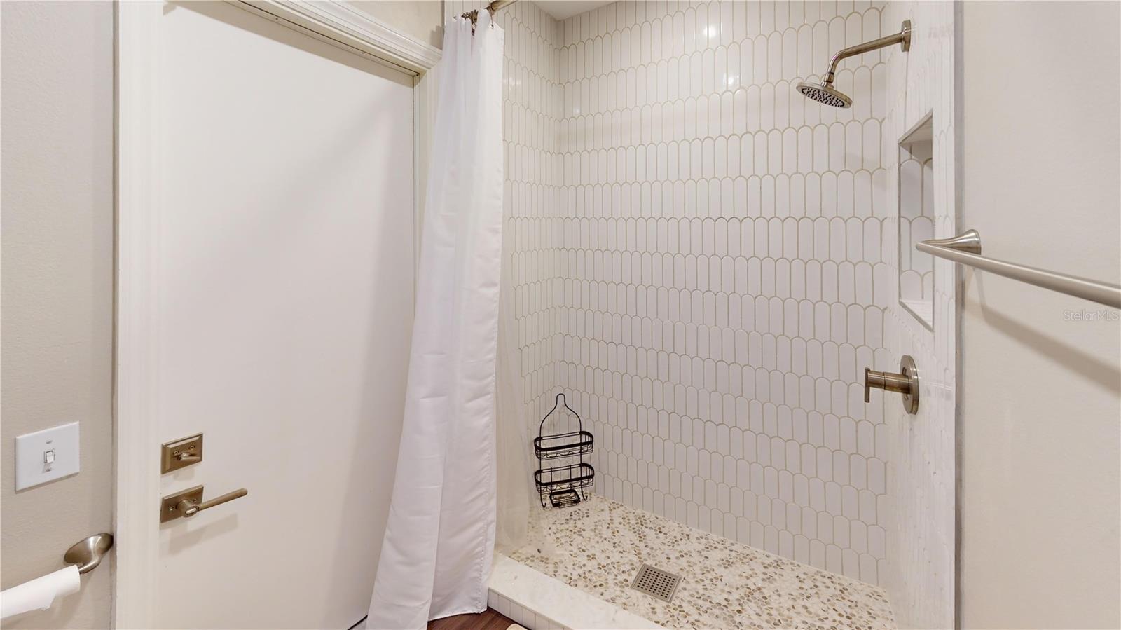 Listing photo id 18 for 8004 Madeira Court