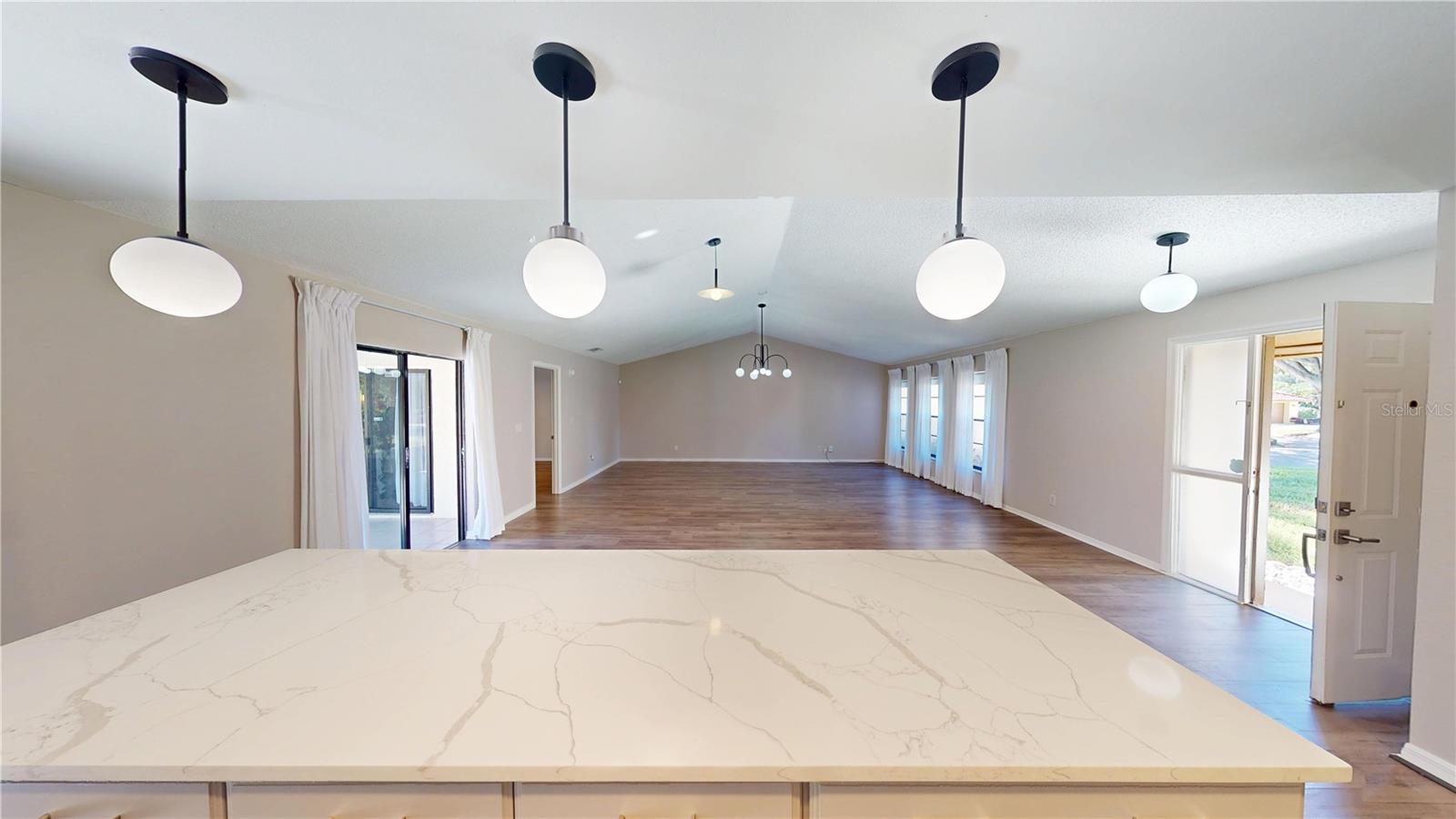 Listing photo id 2 for 8004 Madeira Court