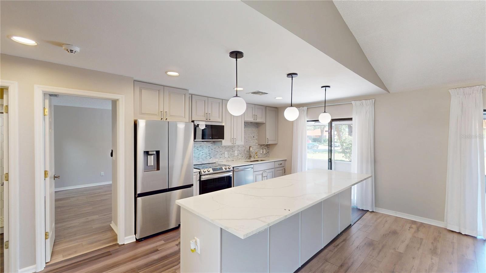 Listing photo id 3 for 8004 Madeira Court