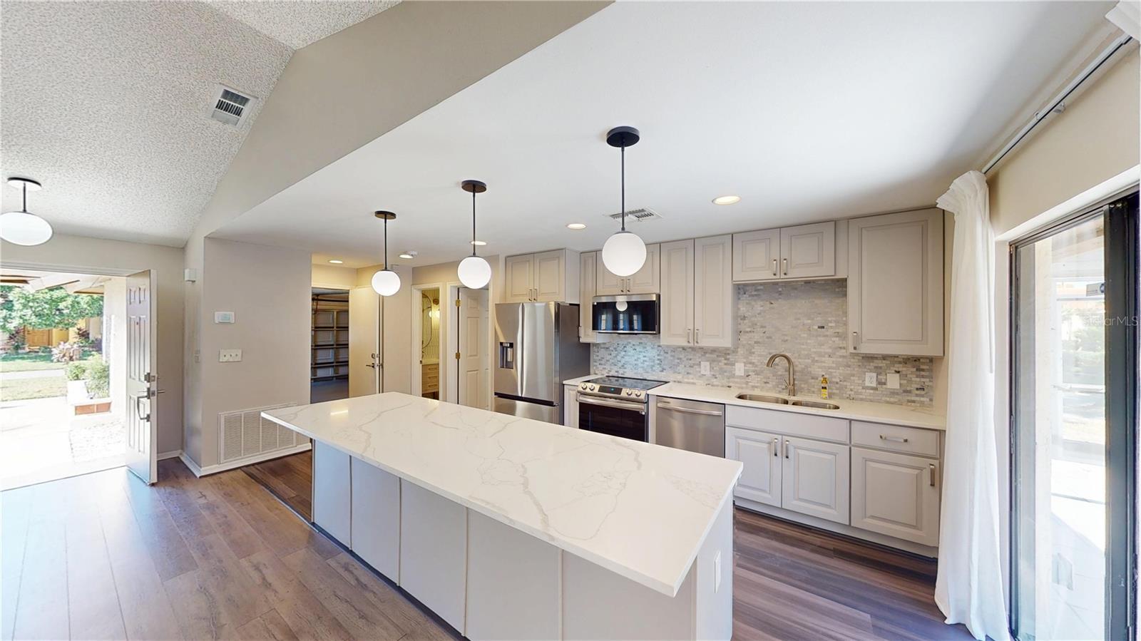 Listing photo id 4 for 8004 Madeira Court