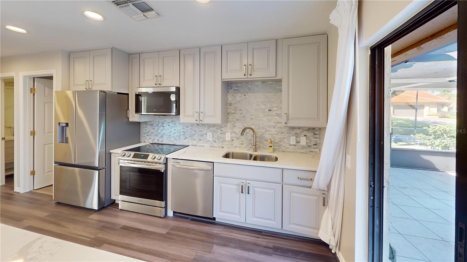 Listing photo id 5 for 8004 Madeira Court