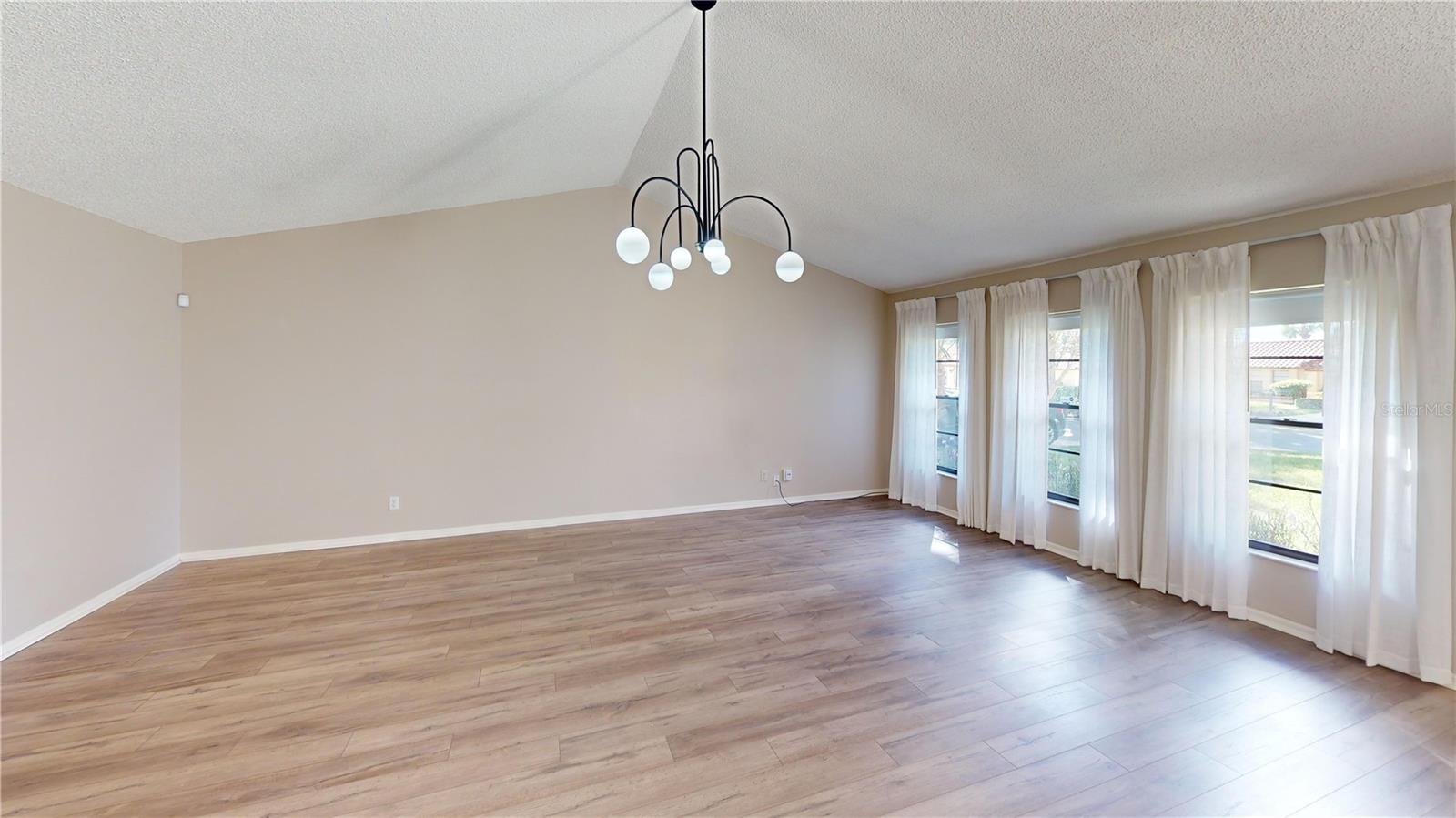 Listing photo id 6 for 8004 Madeira Court