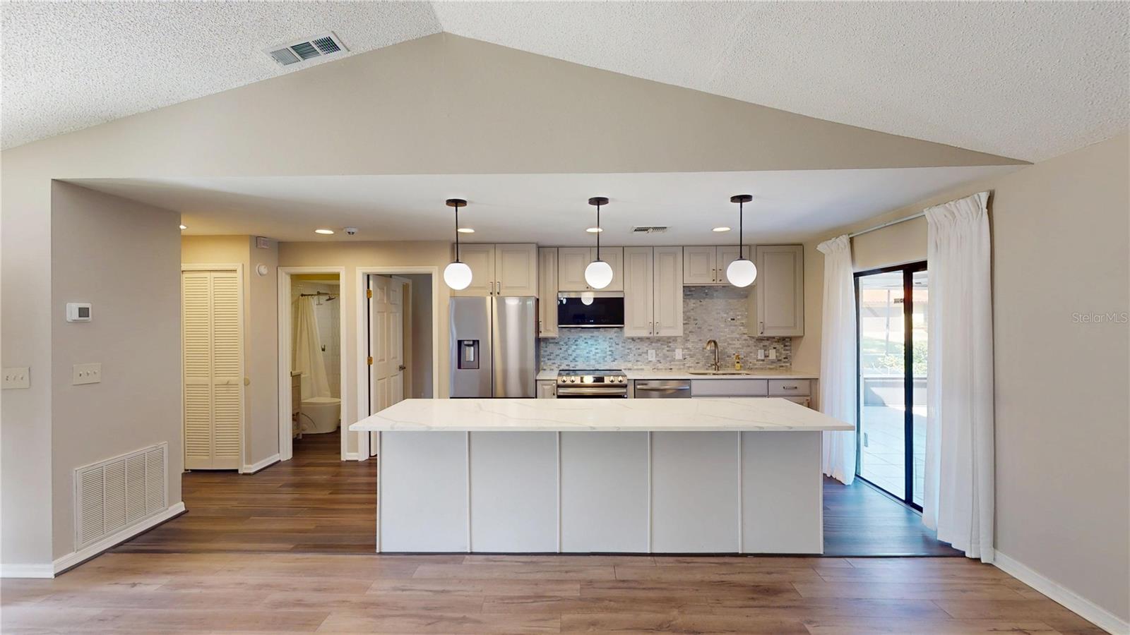 Listing photo id 7 for 8004 Madeira Court