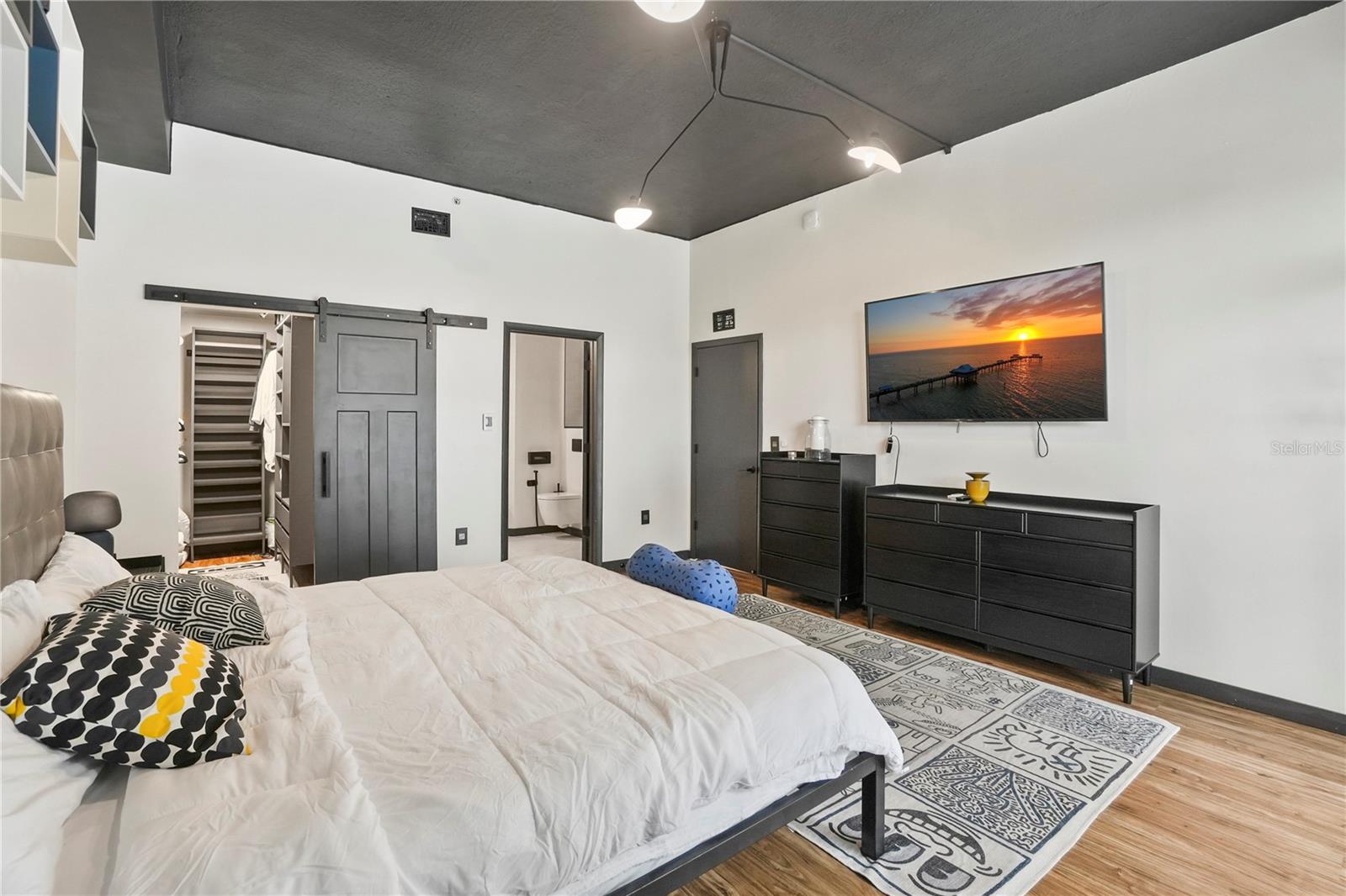 Image 18 of 49 For 701 Madison Avenue 116