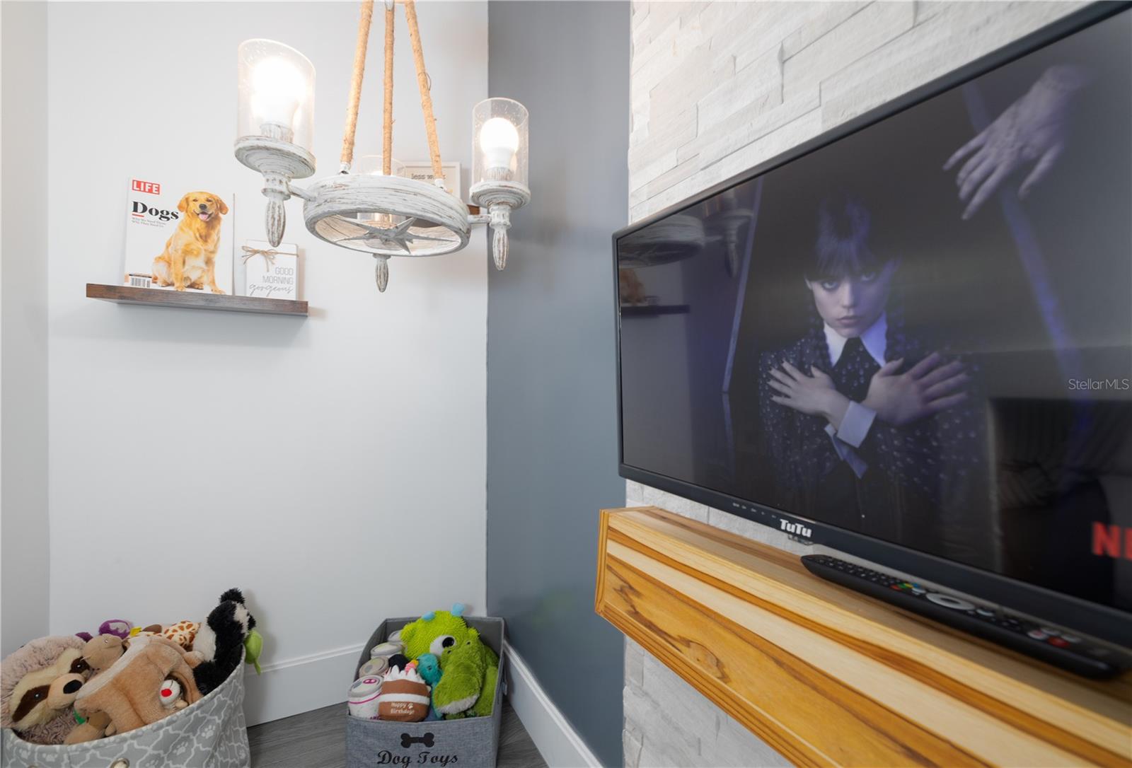 Image 17 of 41 For 415 New England Drive