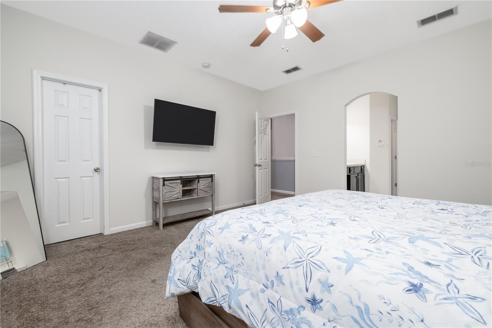 Image 21 of 41 For 415 New England Drive