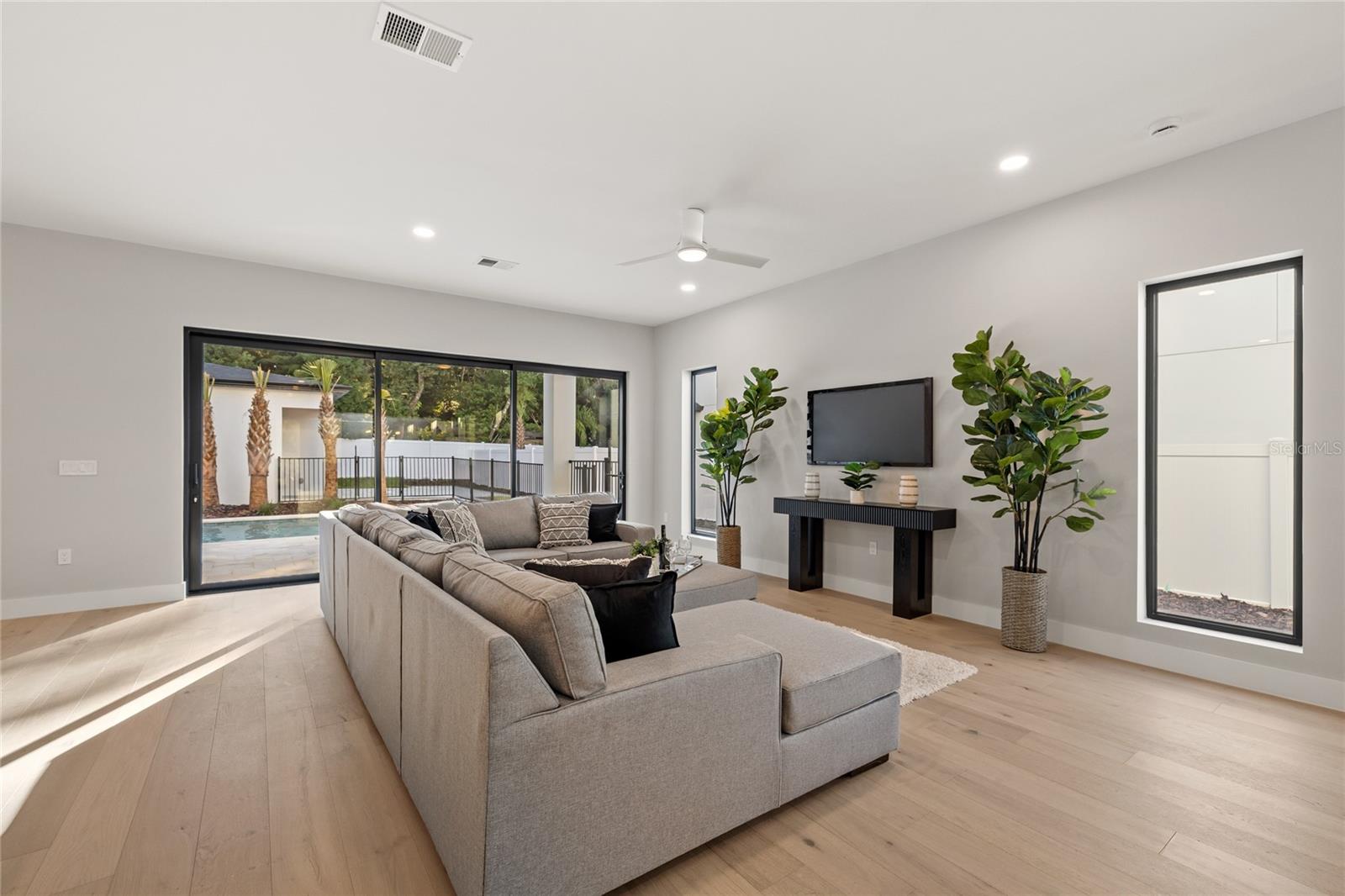 Image 13 of 60 For 921 Lake Emerald Drive