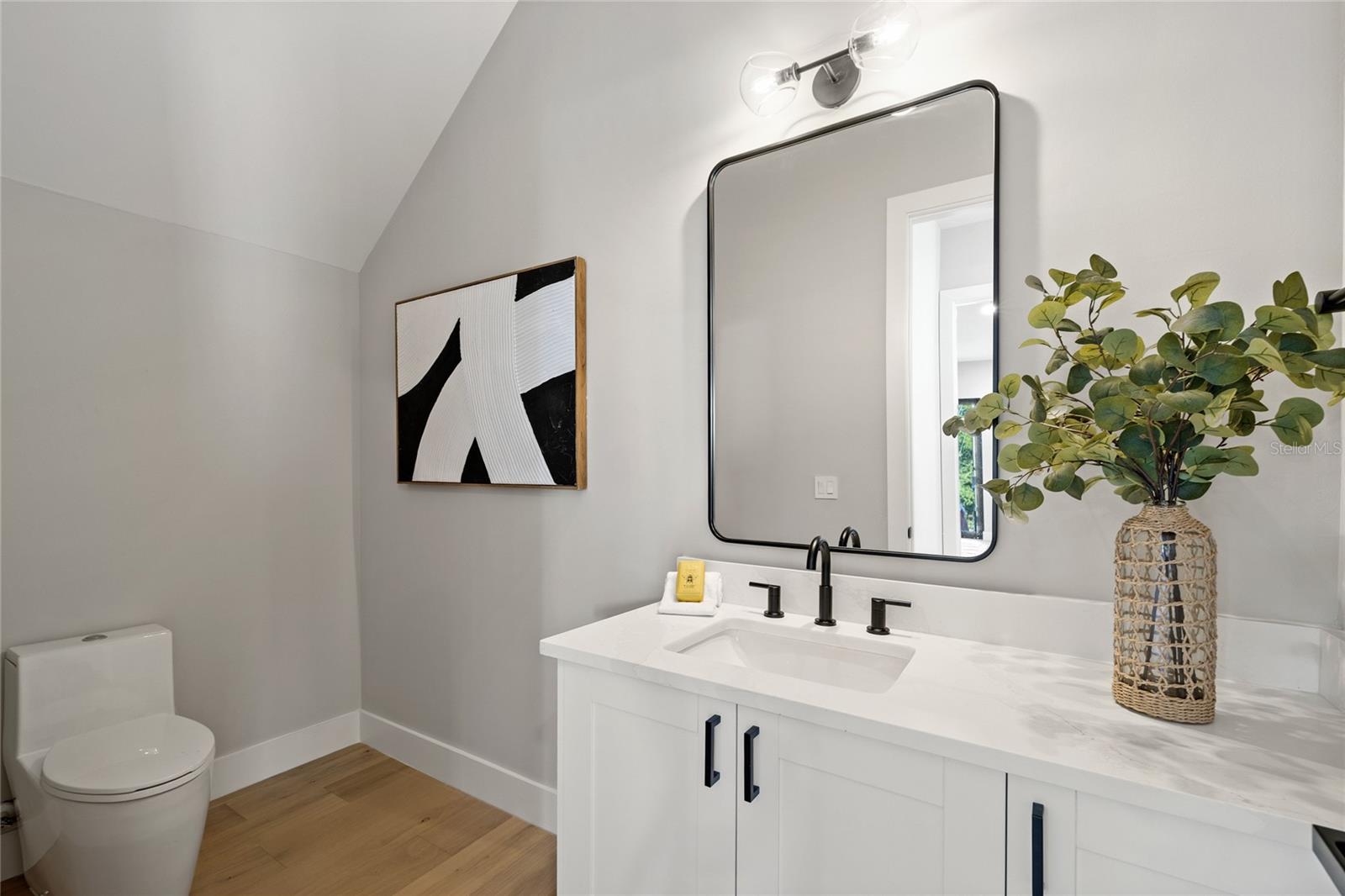 Image 16 of 60 For 921 Lake Emerald Drive