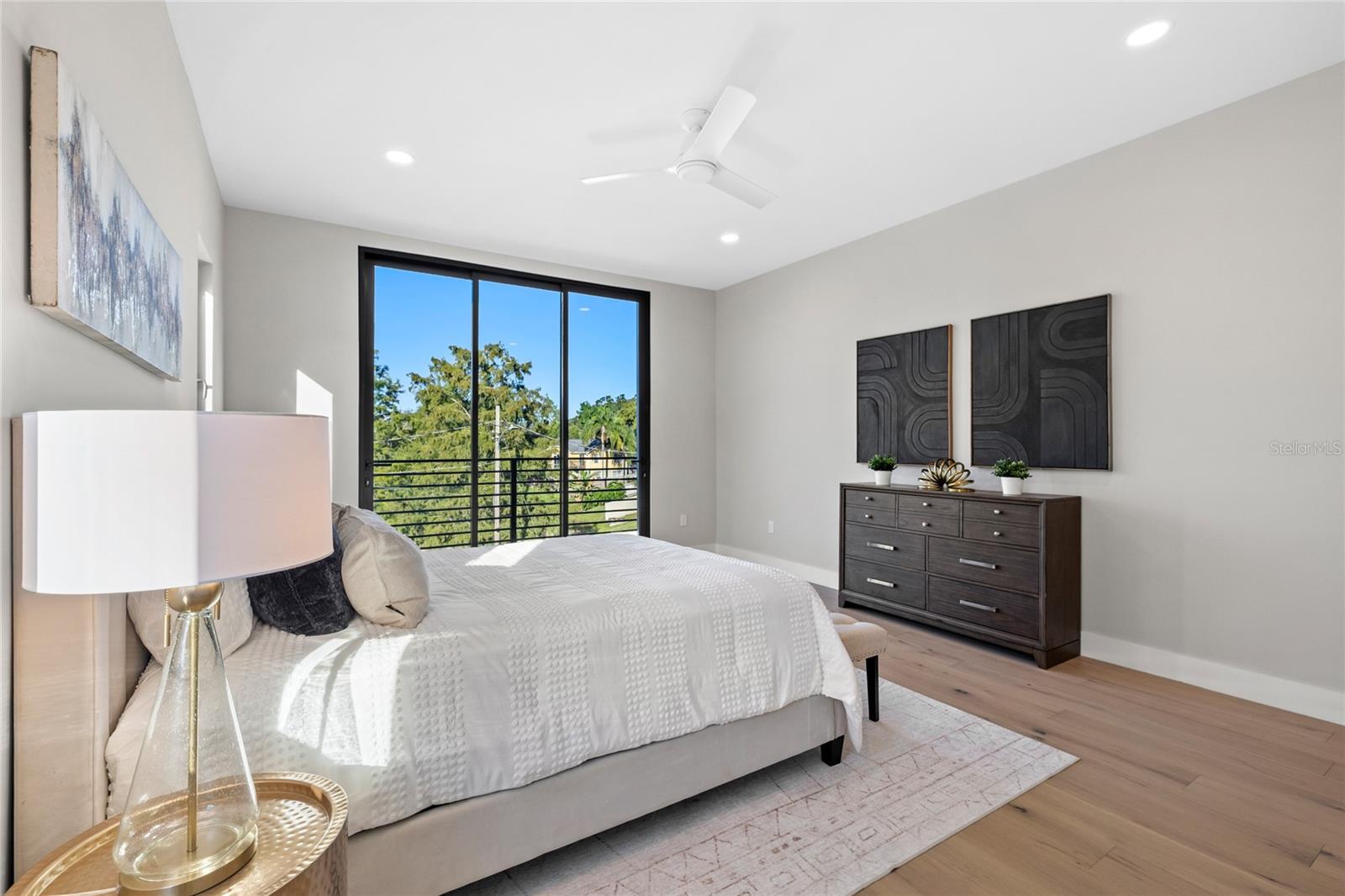 Image 27 of 60 For 921 Lake Emerald Drive