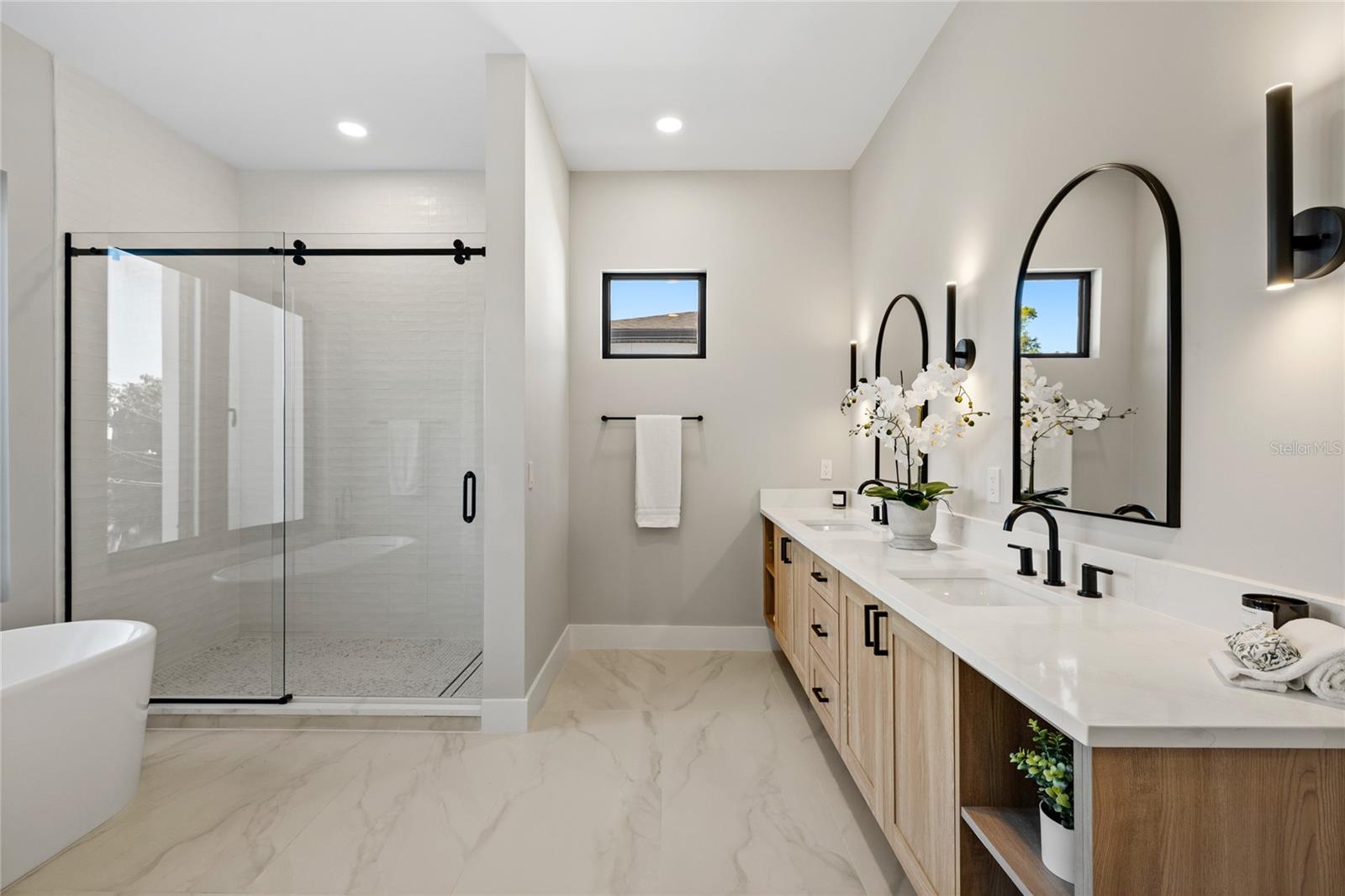 Image 29 of 60 For 921 Lake Emerald Drive