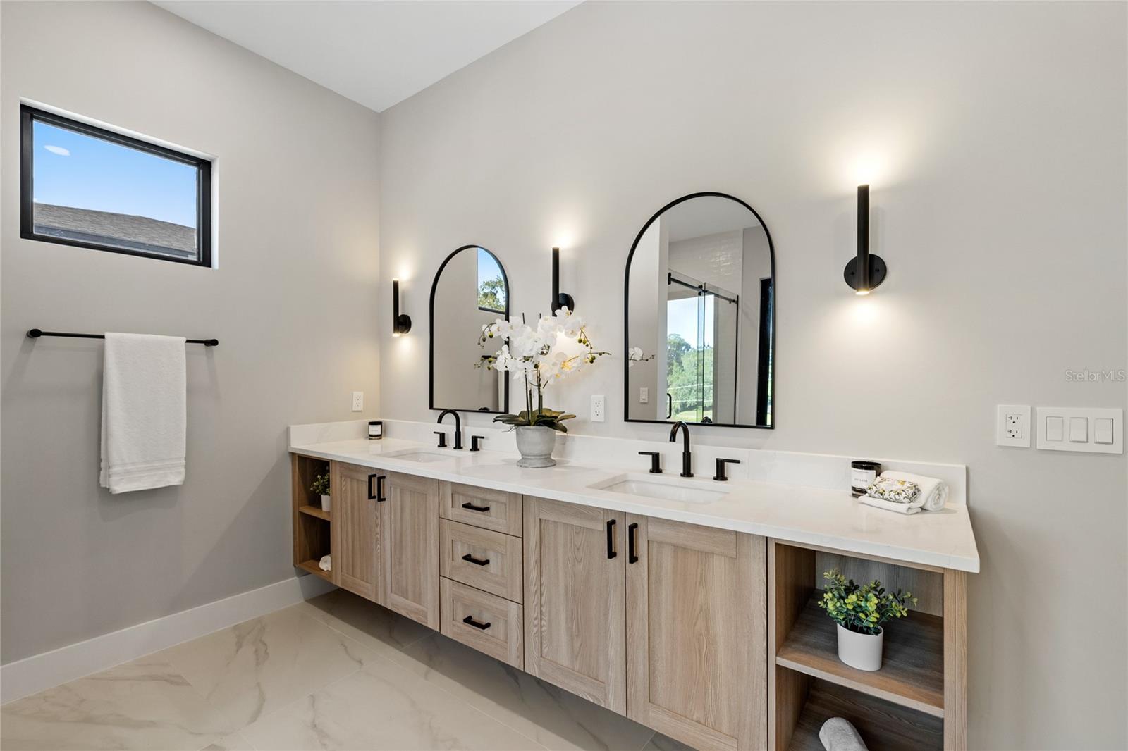 Image 32 of 60 For 921 Lake Emerald Drive