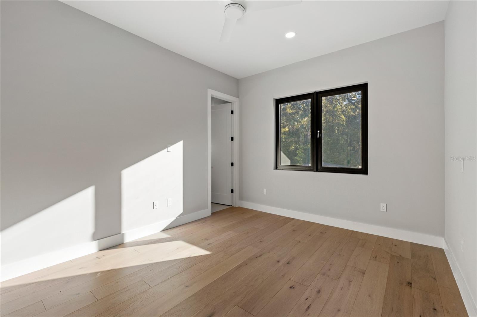 Image 36 of 60 For 921 Lake Emerald Drive