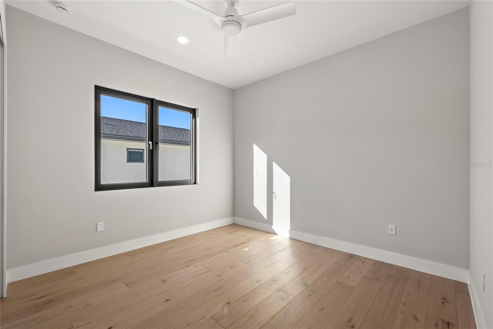 Image 42 of 60 For 921 Lake Emerald Drive