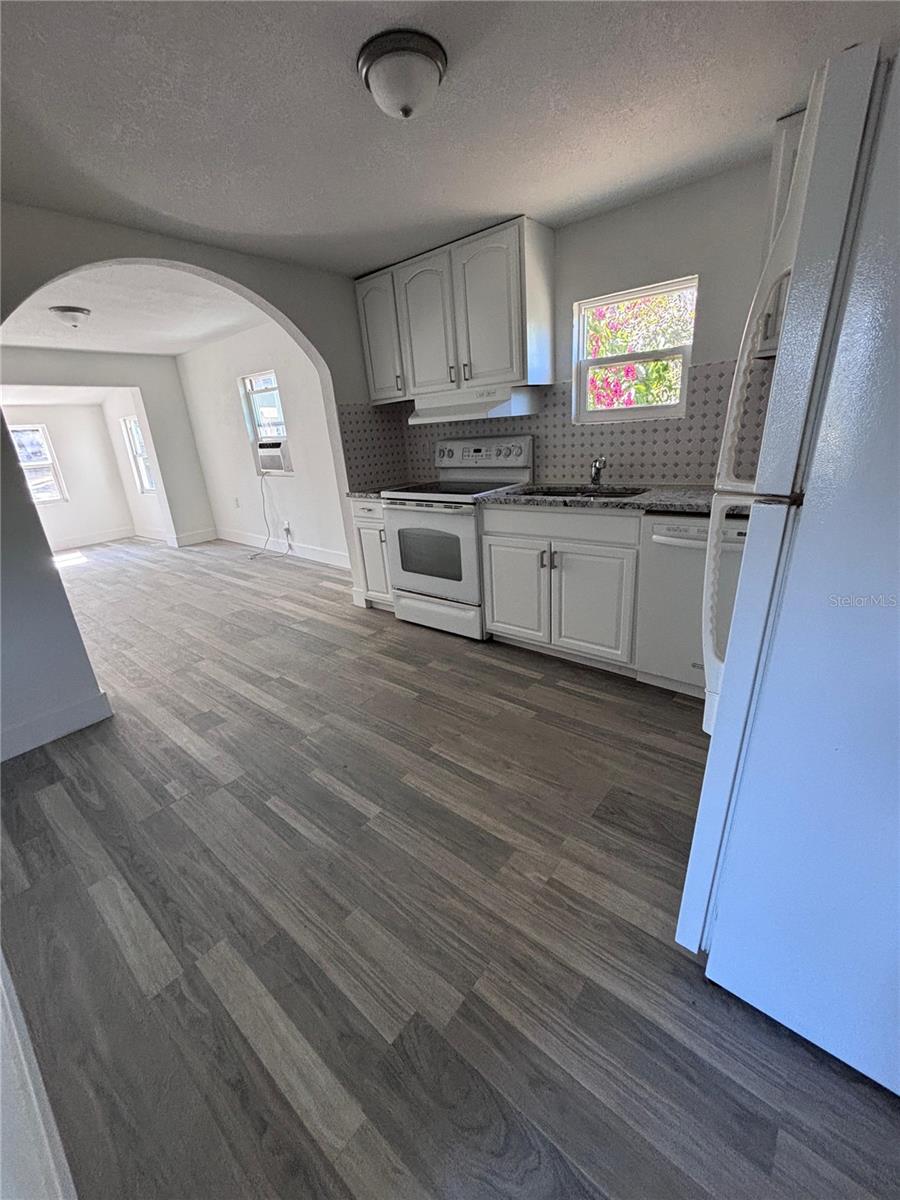 Image 10 of 30 For 702 Hillsboro Street