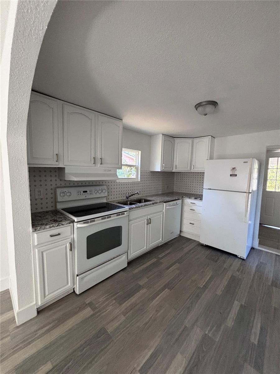 Image 7 of 30 For 702 Hillsboro Street