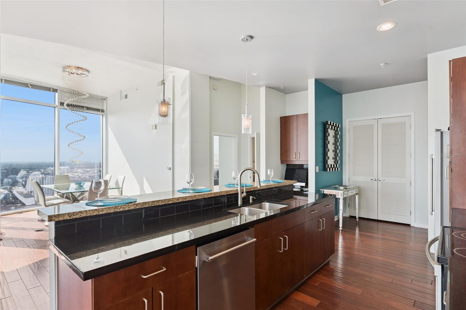 Image 14 of 79 For 155 Court Avenue P-2901